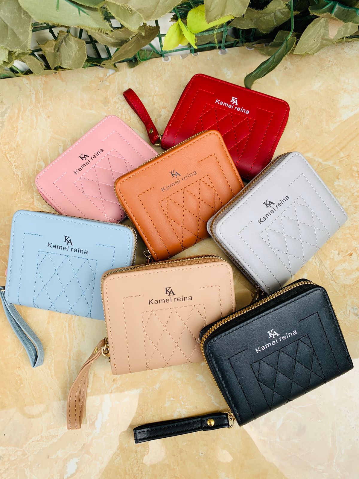Improvisa tu look elegante con nuestros nuevos monederos, bolsos y carteras.👜  📱SmartPhones 📲 Forros y Protectores ✨ Perfumes 💄…