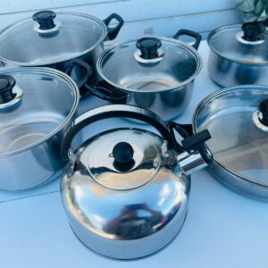 JUEGO DE OLLAS CON TAPA Y CAFETERA $380.00